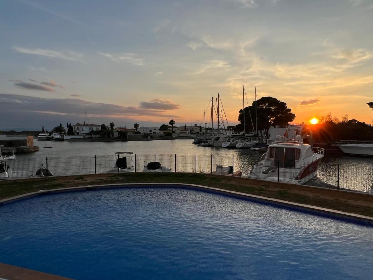 Blau Frente A Canales Y Puestas De Sol De Apartment *