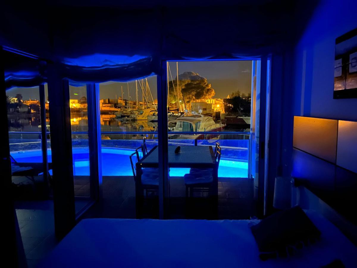 Blau Frente A Canales Y Puestas De Sol De Apartment Roses