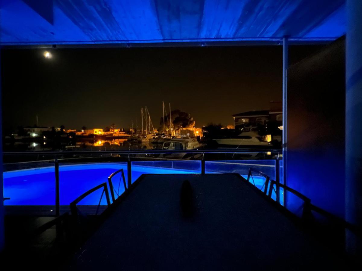 Blau Frente A Canales Y Puestas De Sol De * Roses